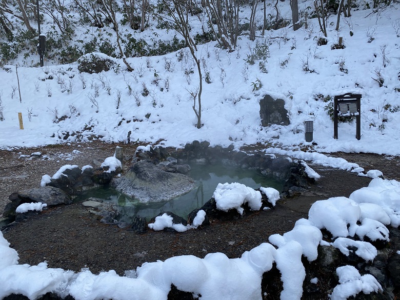 西の河原公園に向かう途中にある足湯スポット