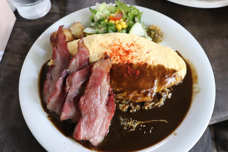 富良野名物・オムカレー