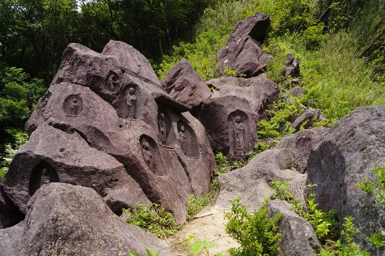 元箱根石仏群