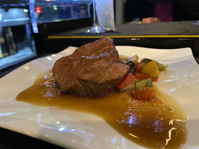牛フィレ肉のロースト　シャリアピンソース（東京レストランバス）