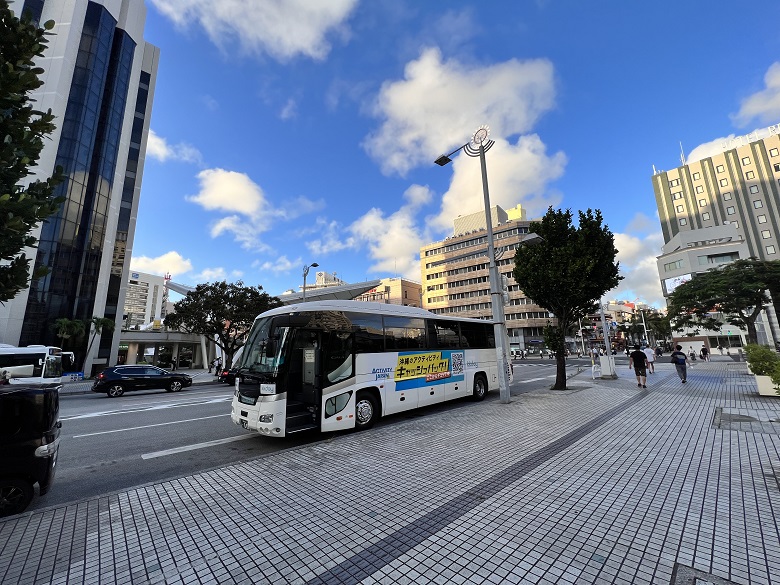 沖縄観光が楽しめる「リッカリッカバス」
