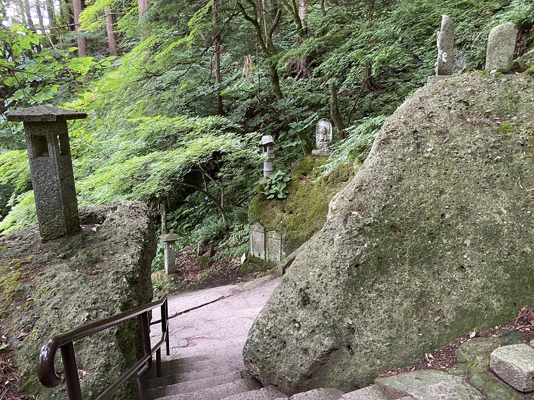 山寺の参道には巨石がゴロゴロ