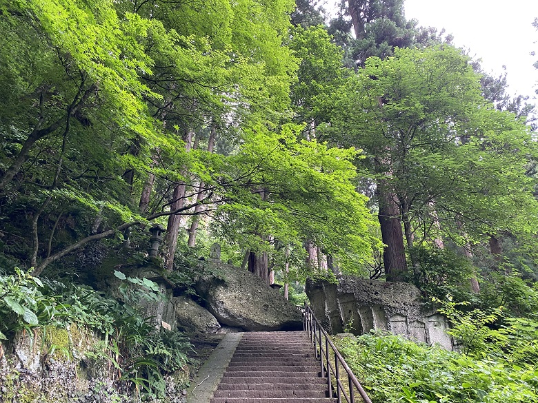 巨石に掘られた仏様