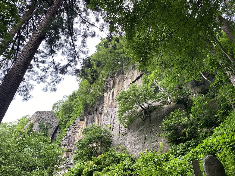 そそり立つ岩肌