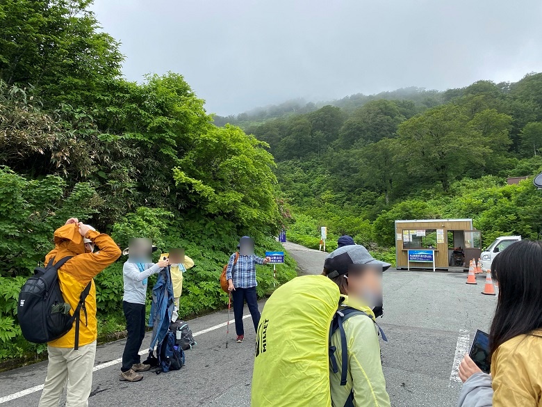 月山登山スタート