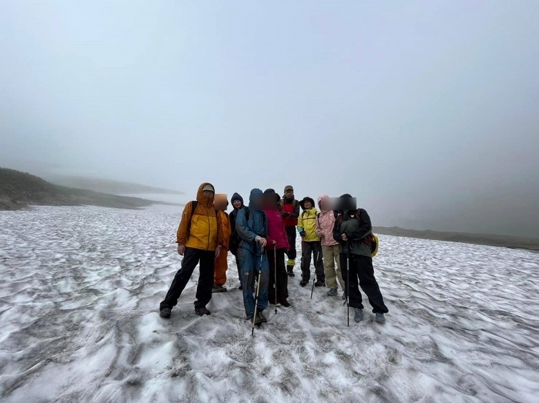 月山途中まで登山の記念撮影