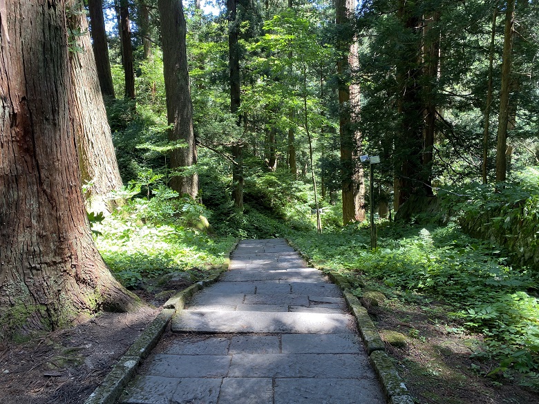 羽黒山五重塔に向かう参道