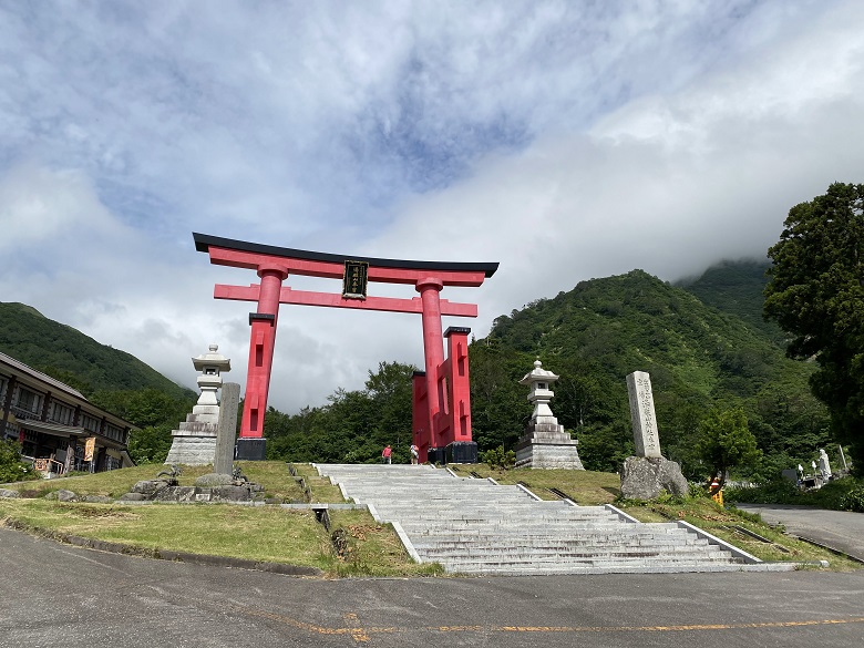 湯殿山の大鳥居