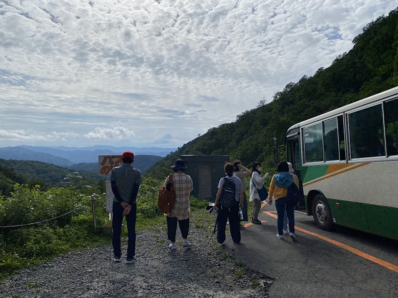 湯殿山神社本宮前のバスのりば