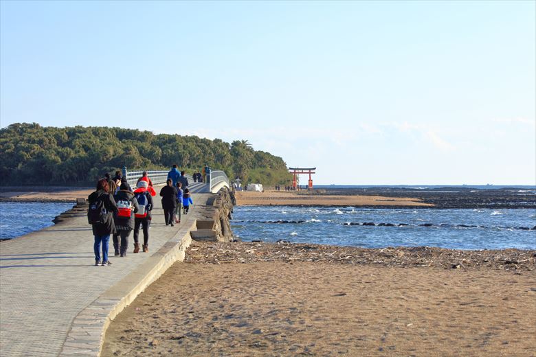 青島神社は青島一体を司る神社で、鬼の洗濯板や弥生橋など観光スポットとしても人気