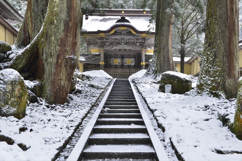 永平寺の唐門(勅使門)は、毎年、大晦日に限り特別に一般開放されている