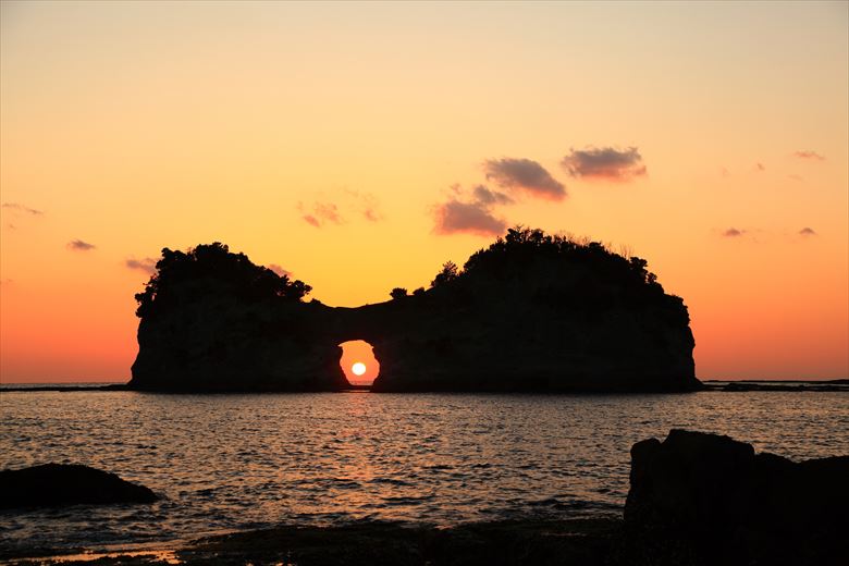 練習後の自由時間・フリータイムに、円月島で夕日を見よう