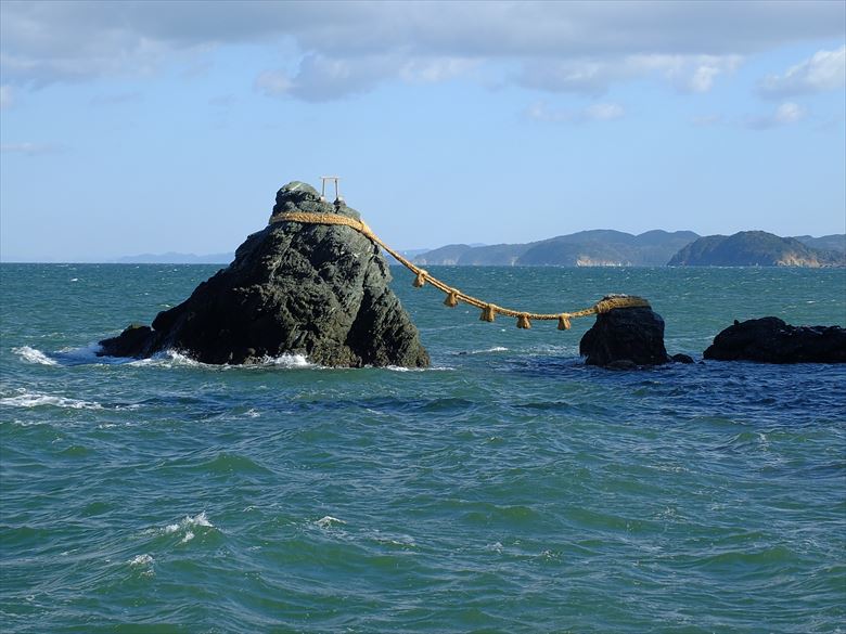 冬の双海興玉神社の海を見て、新年への思いを新たにしたい