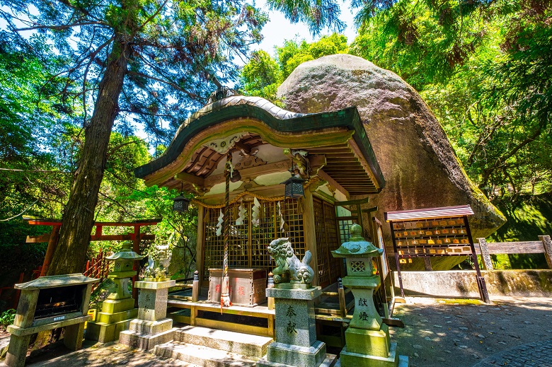 磐船神社の拝殿と巨石