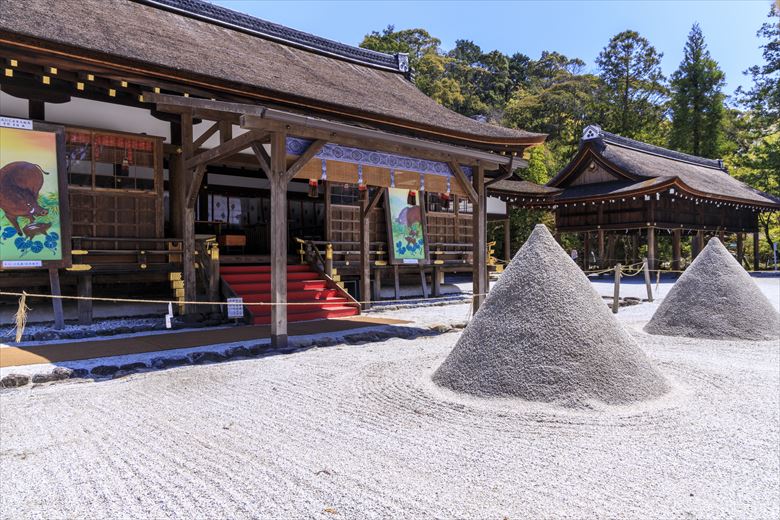 上鴨神社は、円すい形の立て砂が有名。厄払いとして新年に参拝したい