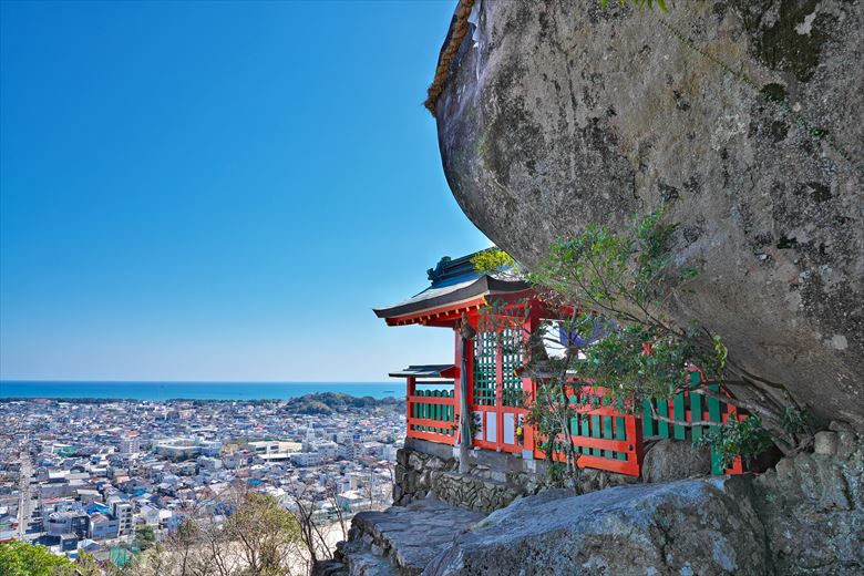 538段の階段の高台にある神倉神社は、奇岩「ゴトビキ岩」で有名。新年は、足元がすべらない日に登って祈願したい