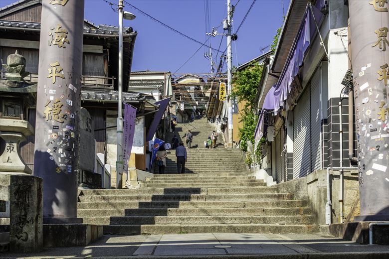 金刀比羅宮は長い階段の先にあります。道のり、風景を楽しみながら参拝場までたどり着くのも初詣の楽しみの一つです