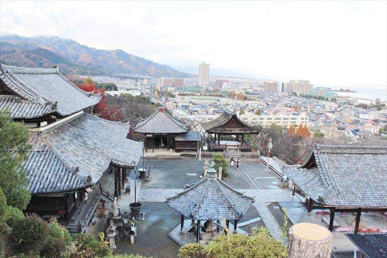 三井寺（園城寺）は音色が美しいことで有名な除夜の鐘もおすすめですが、初詣もいいです