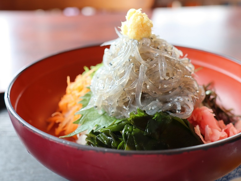 生しらす丼