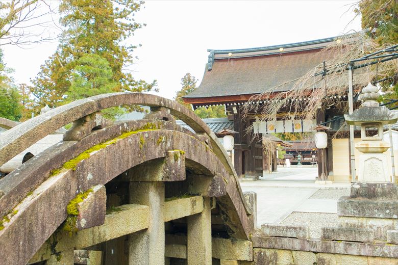 おたがさんと親しまれる多賀神社。周辺の参道もにぎやかで参拝客を楽しませてくれる