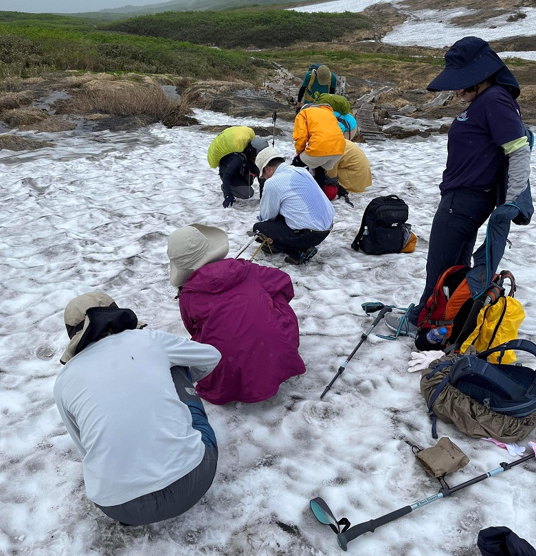 7月の月山はまだ雪が残る