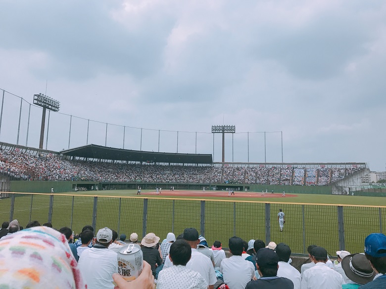 高校野球の試合風景