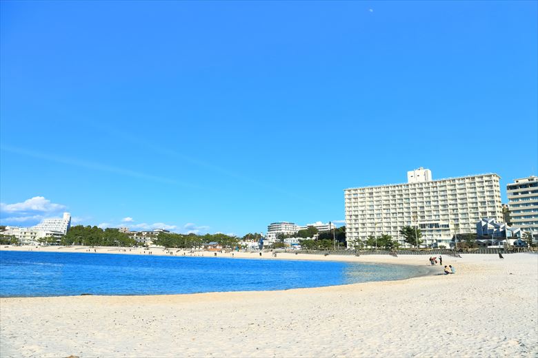 数多くのラグビー名門校も合宿先に選んでいる・和歌山の南紀白浜町。白良浜は観光地でもある