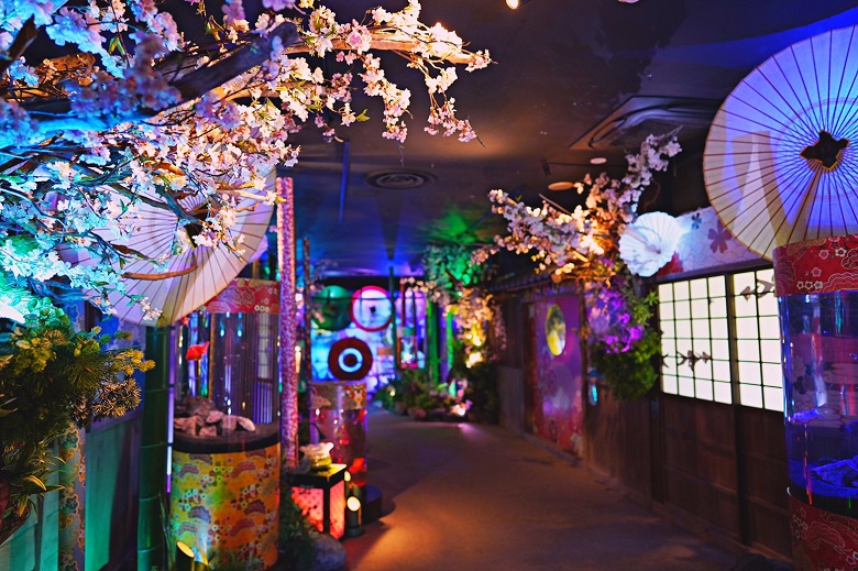 「JAPONE 小路」は江戸の花魁道中をモチーフにした展示