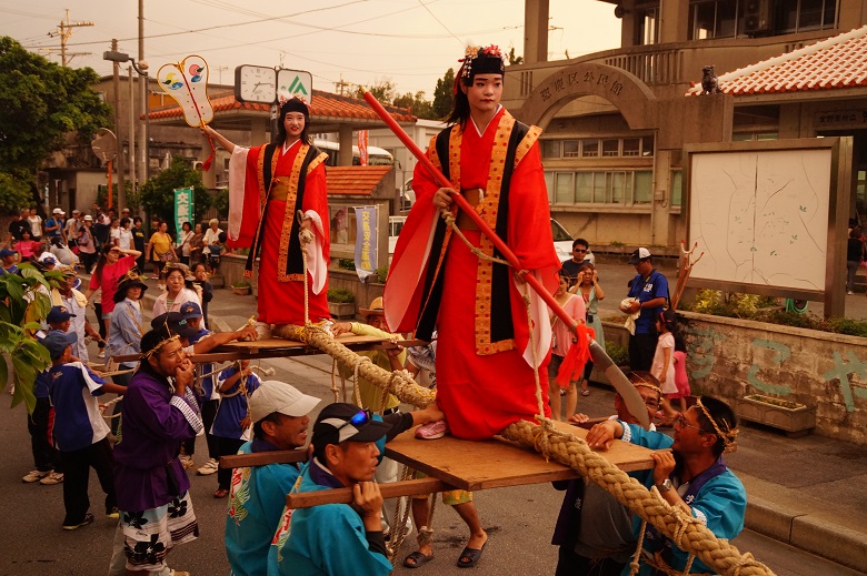 豊作や子孫繁栄を祈念する沖縄の伝統祭祀「綱引き」“凜として”