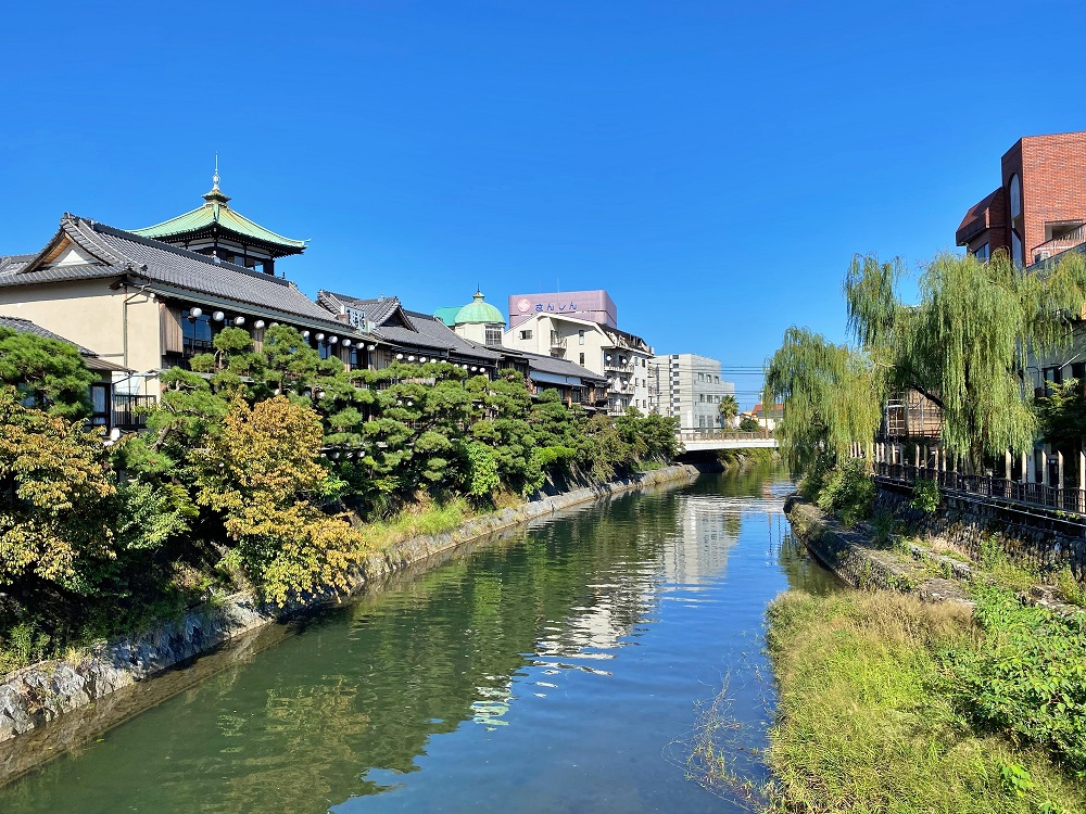 松川と「東海館」