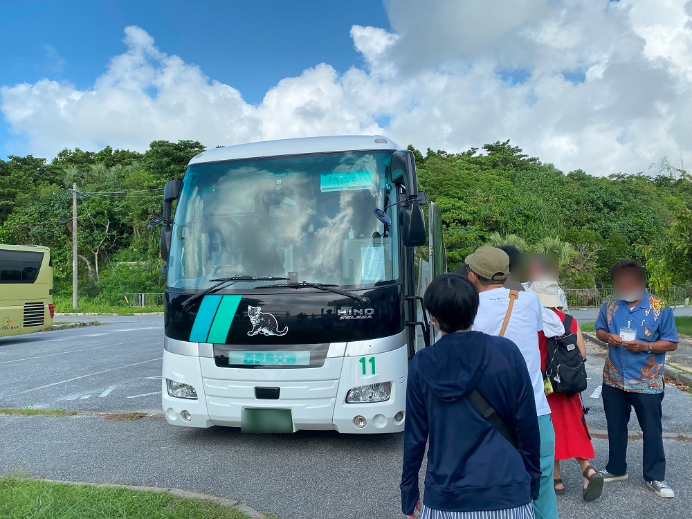 西表島観光のためバスに乗り込む