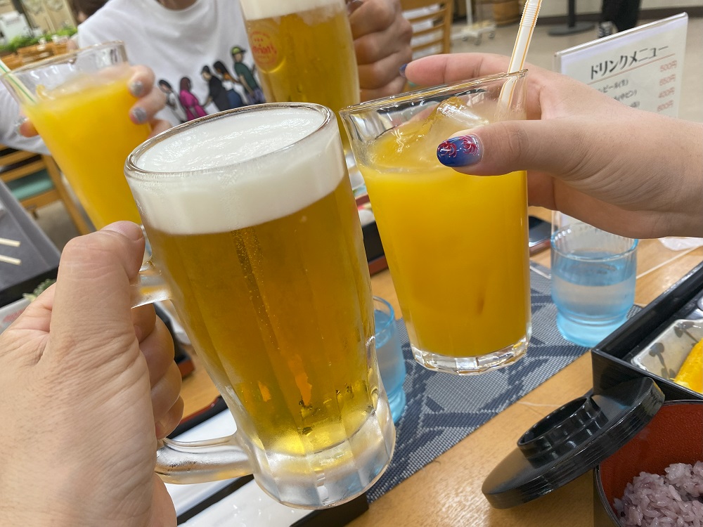 オリオンビールとマンゴージュースで乾杯