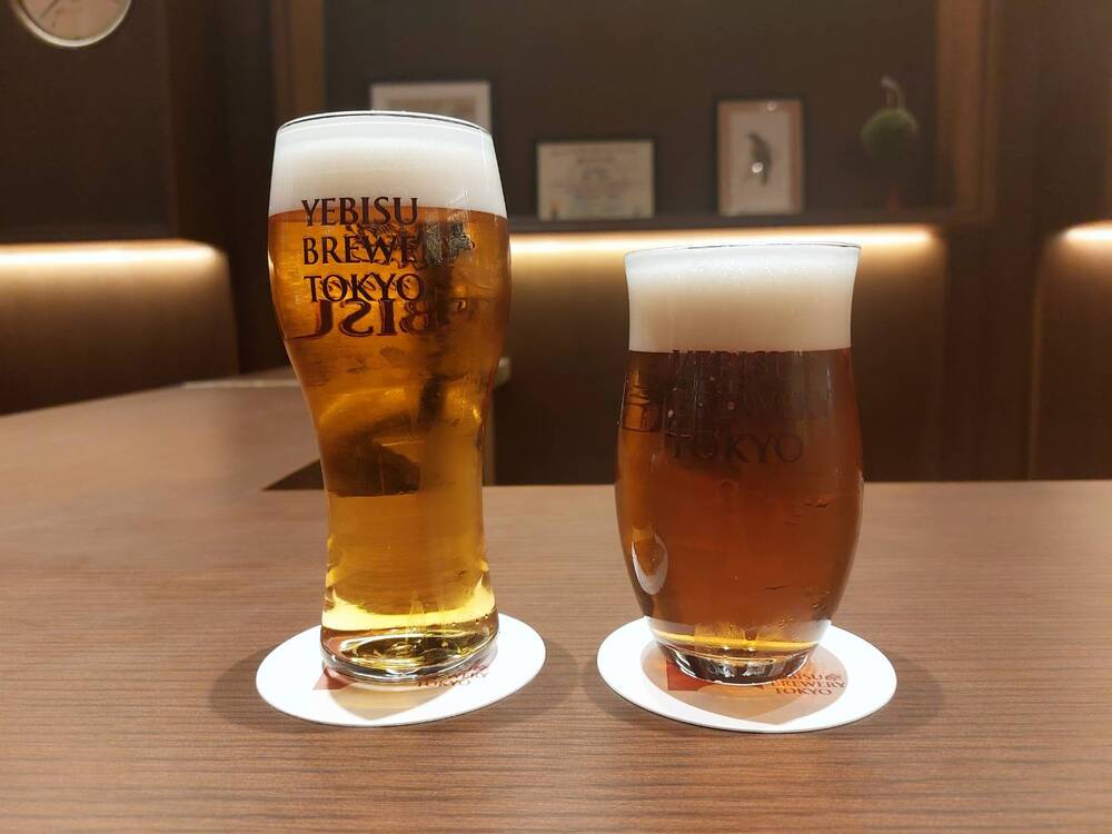「YEBISU BREWERY TOKYO」内のタップルームで飲める、限定ビール「煙々（えんえん）」とヱビス ∞ （インフィニティ）。