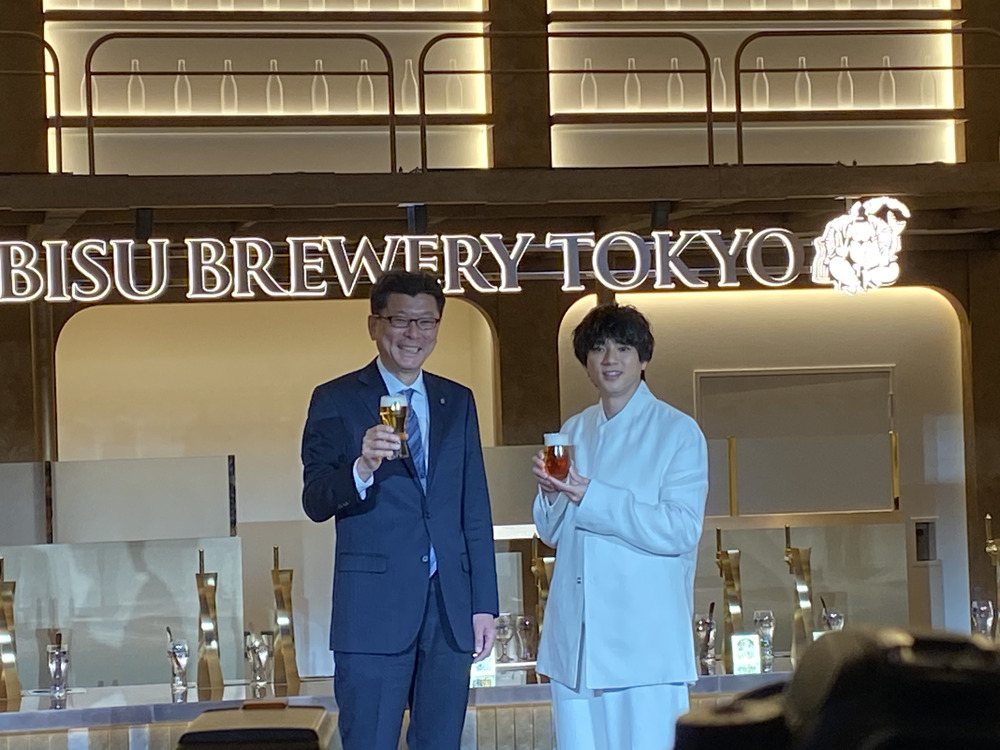 「YEBISU BREWERY TOKYO」グランドオープン記念イベントに登壇した、サッポロビールの野瀬裕之社長と俳優の山田裕貴さん