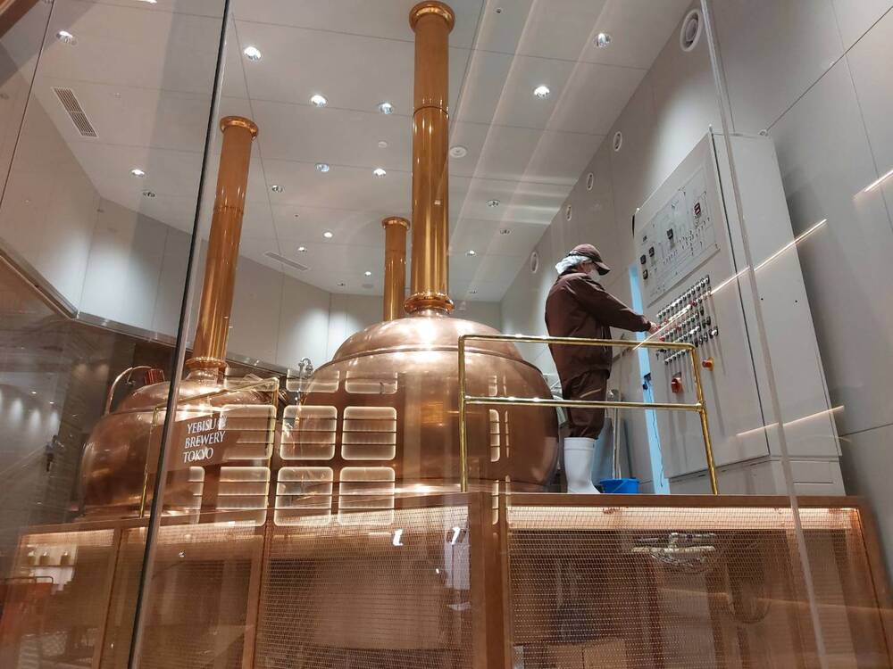 「YEBISU BREWERY TOKYO」ブルワリー内で作業している様子。