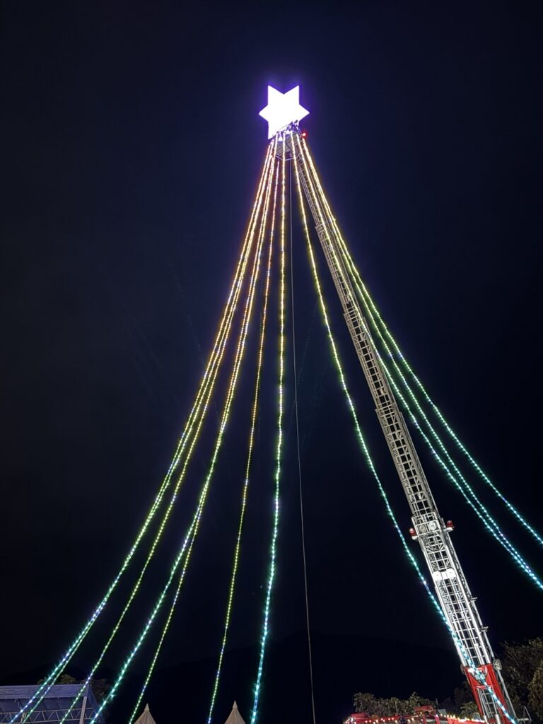 高さ30mのツリーが完成