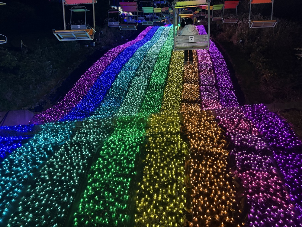 虹のリフトで山頂エリアへ