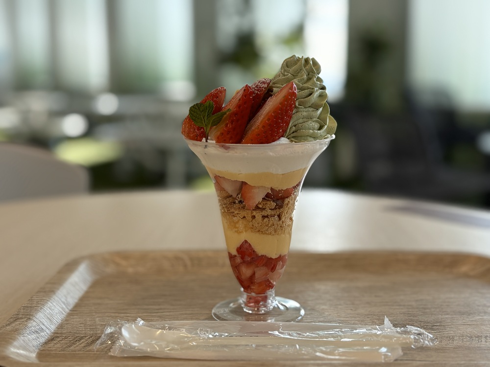 「雪降る丘のいちごミルフィーユパフェ」