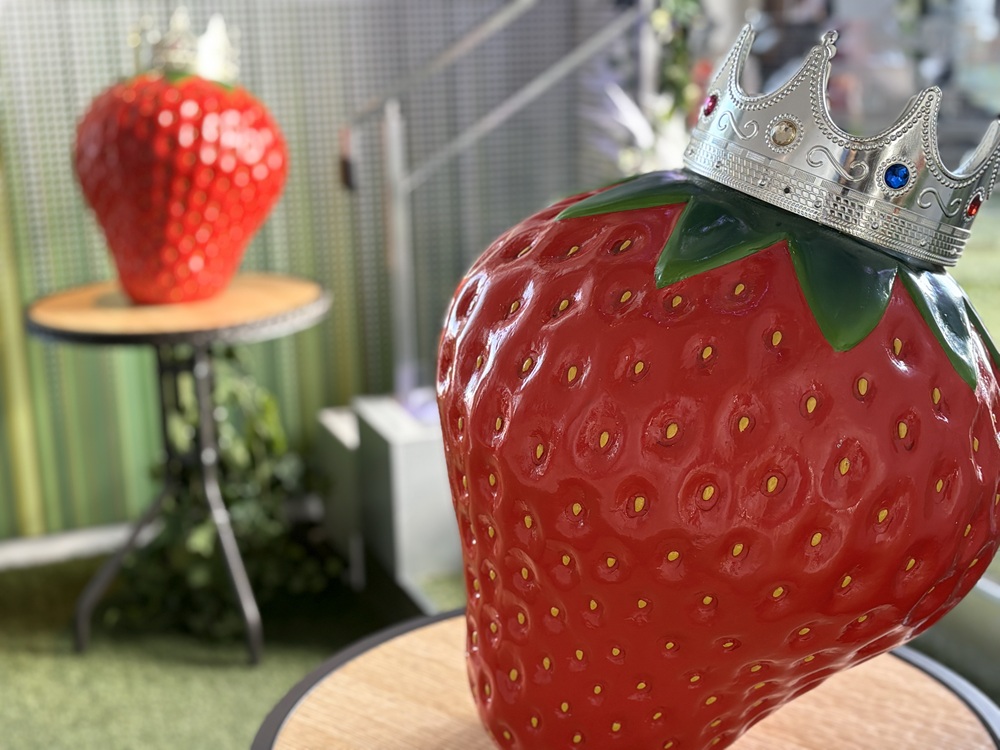 巨大ないちごのオブジェも飾られている