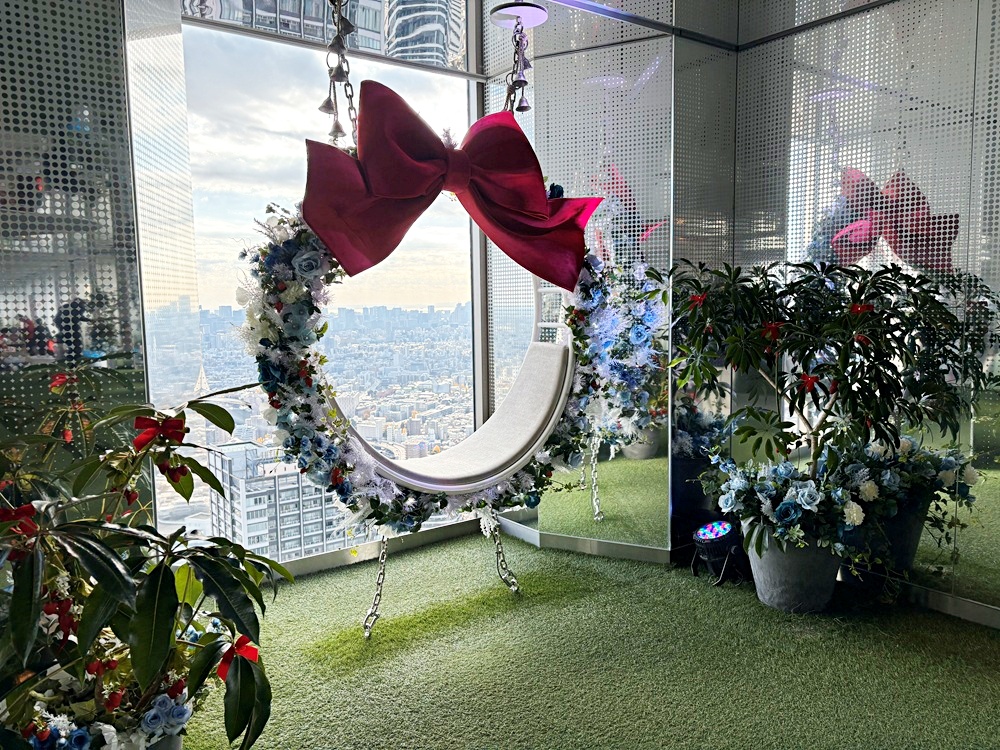 大きなリボンが飾られたフォトスポット