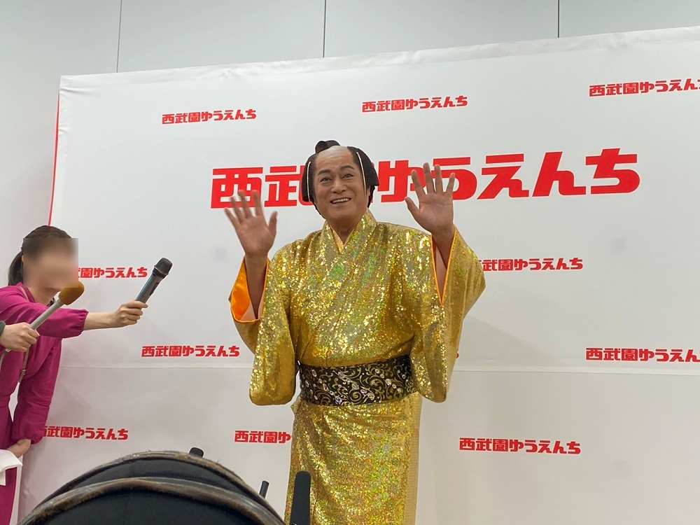 囲み取材でにこやかに答える松平健さん