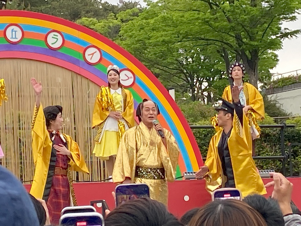 「レッツゴー!レオランド」で生歌とダンスを披露
