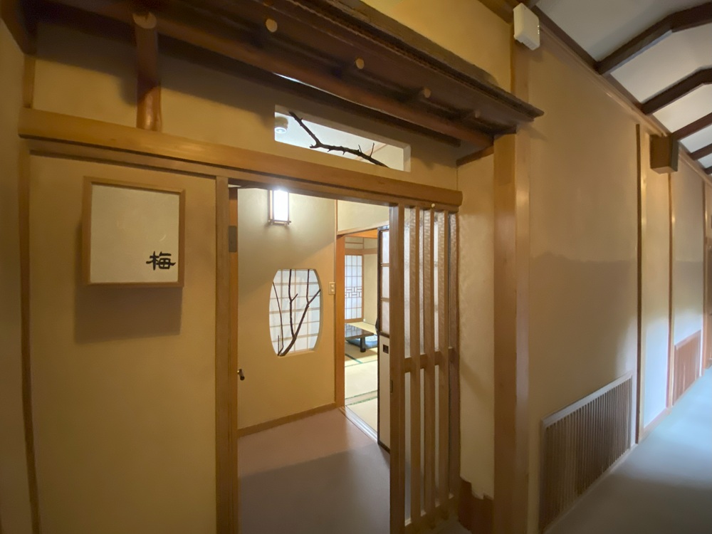 趣のある構えの「梅の間」