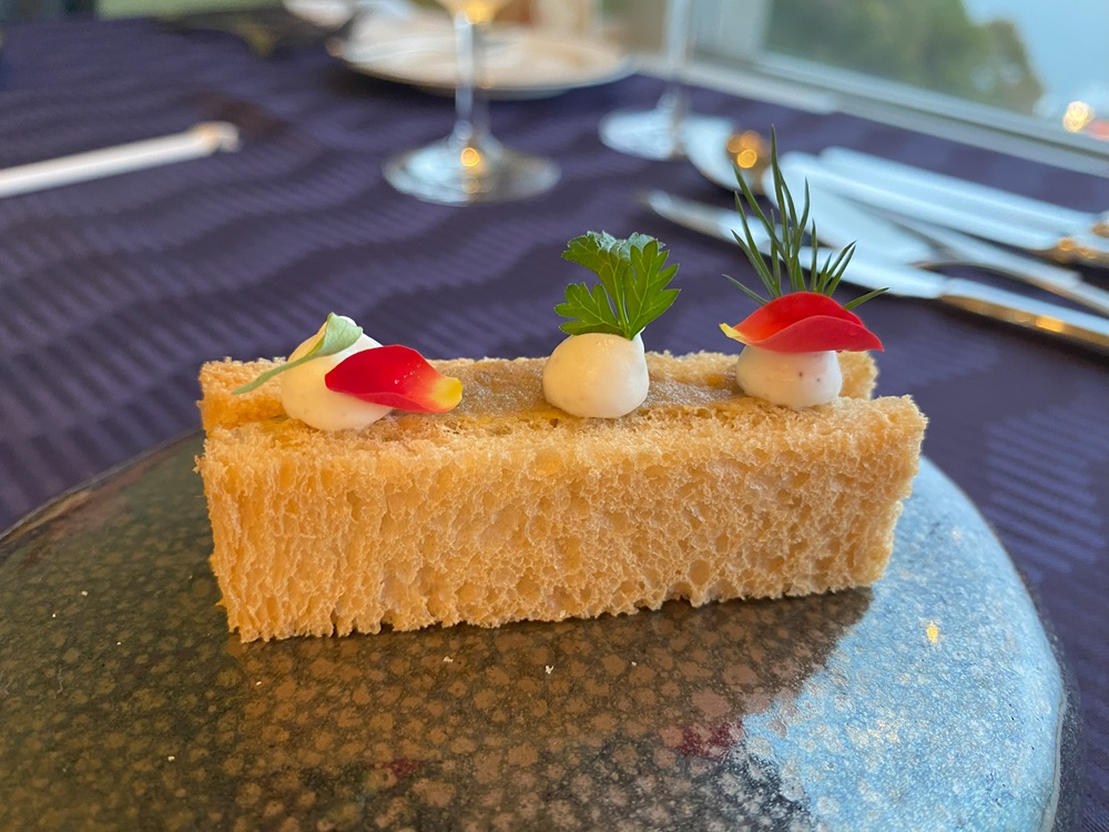 アミューズブーシェ「牛肉のリエットとリコッタチーズ
