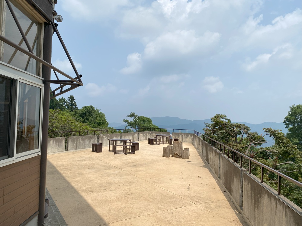 レストハウスのテラス