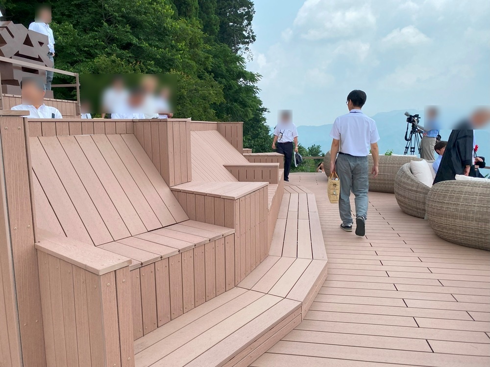 チルアウトベンチ(中段)