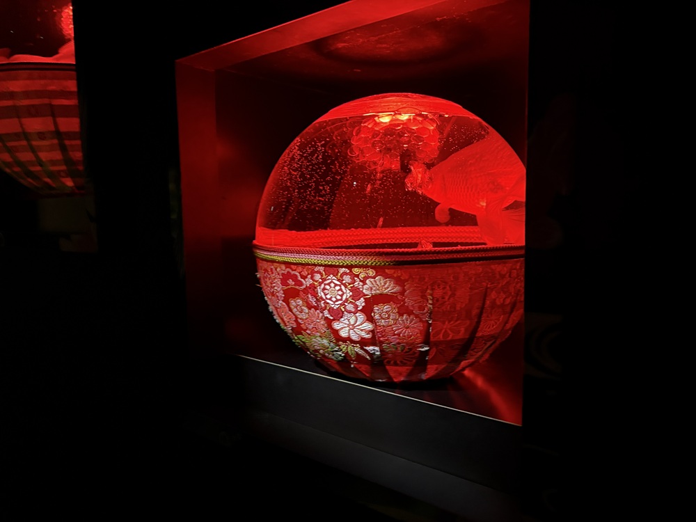 多彩な糸で織りあげた手毬の紋様が美しい