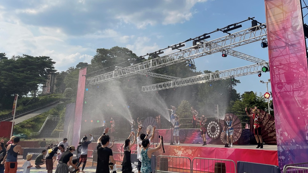 疾走感漂う音楽×大熱狂のパフォーマンス「大水かけ祭り」
