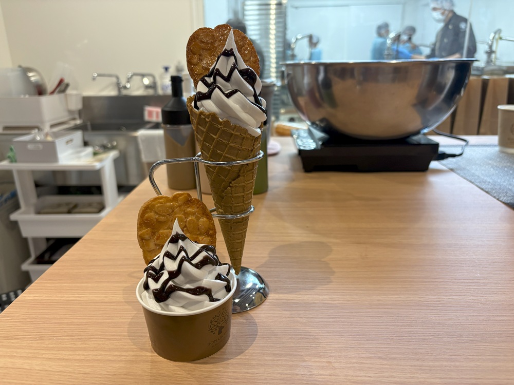 イートインスペースで楽しめるソフトクリーム
