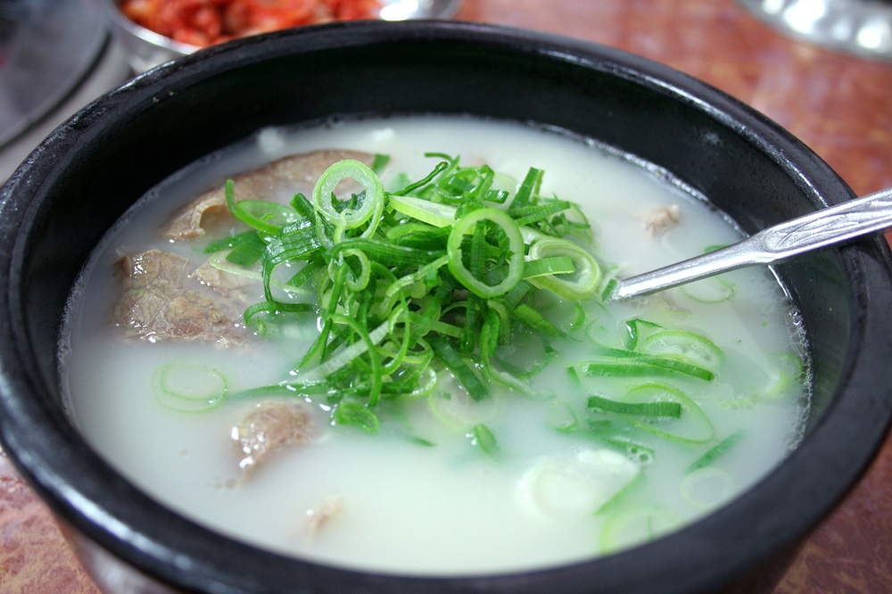 韓国の代表的なスープ料理「ソルロンタン」の朝食